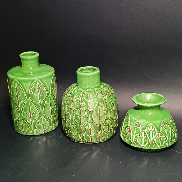 Jade green bud vase with leaf engraving set of 3, Bloomingville - Picture 2 of 5